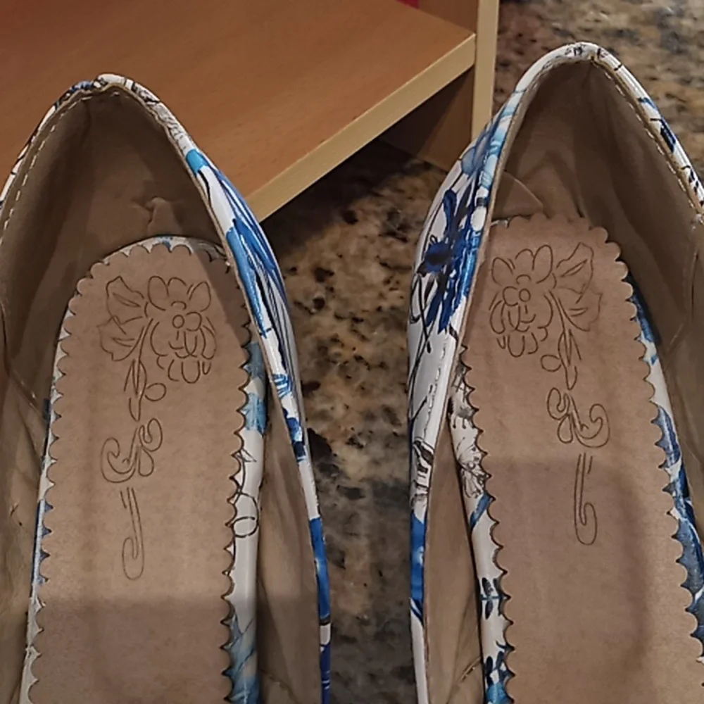 Lady's High Heels. Pointed Toe. Flower and Butterflies Pattern. Very Clean. - Picture 6 of 16